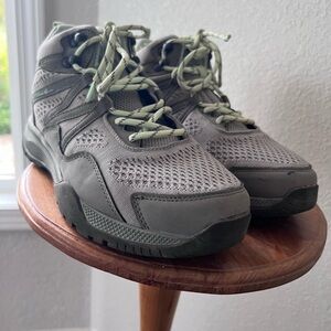 Eddie Bauer women’s hiking boots. Excellent condition. Size 9.